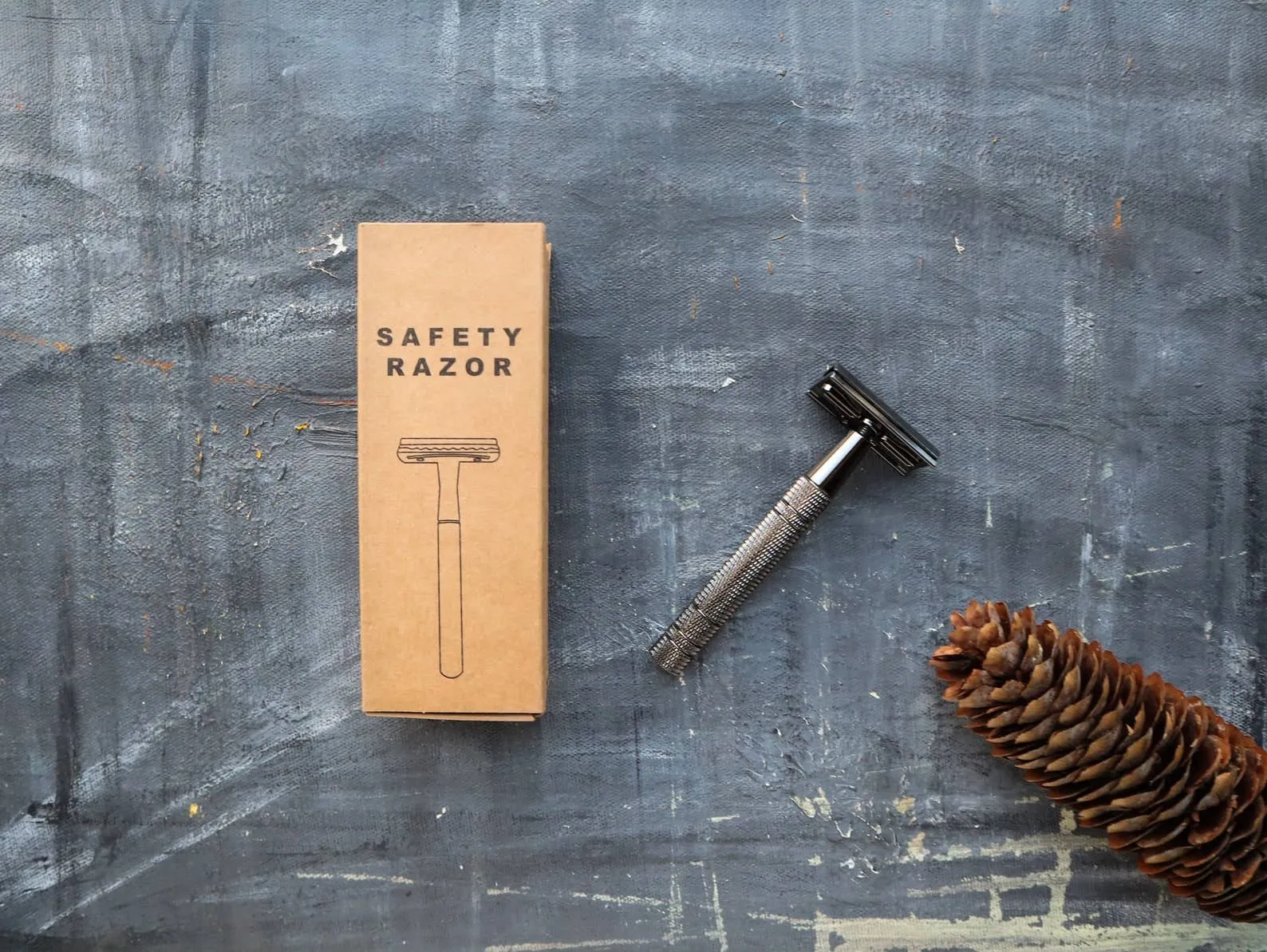 Double Edge Safety Razor with 5 Free Blades