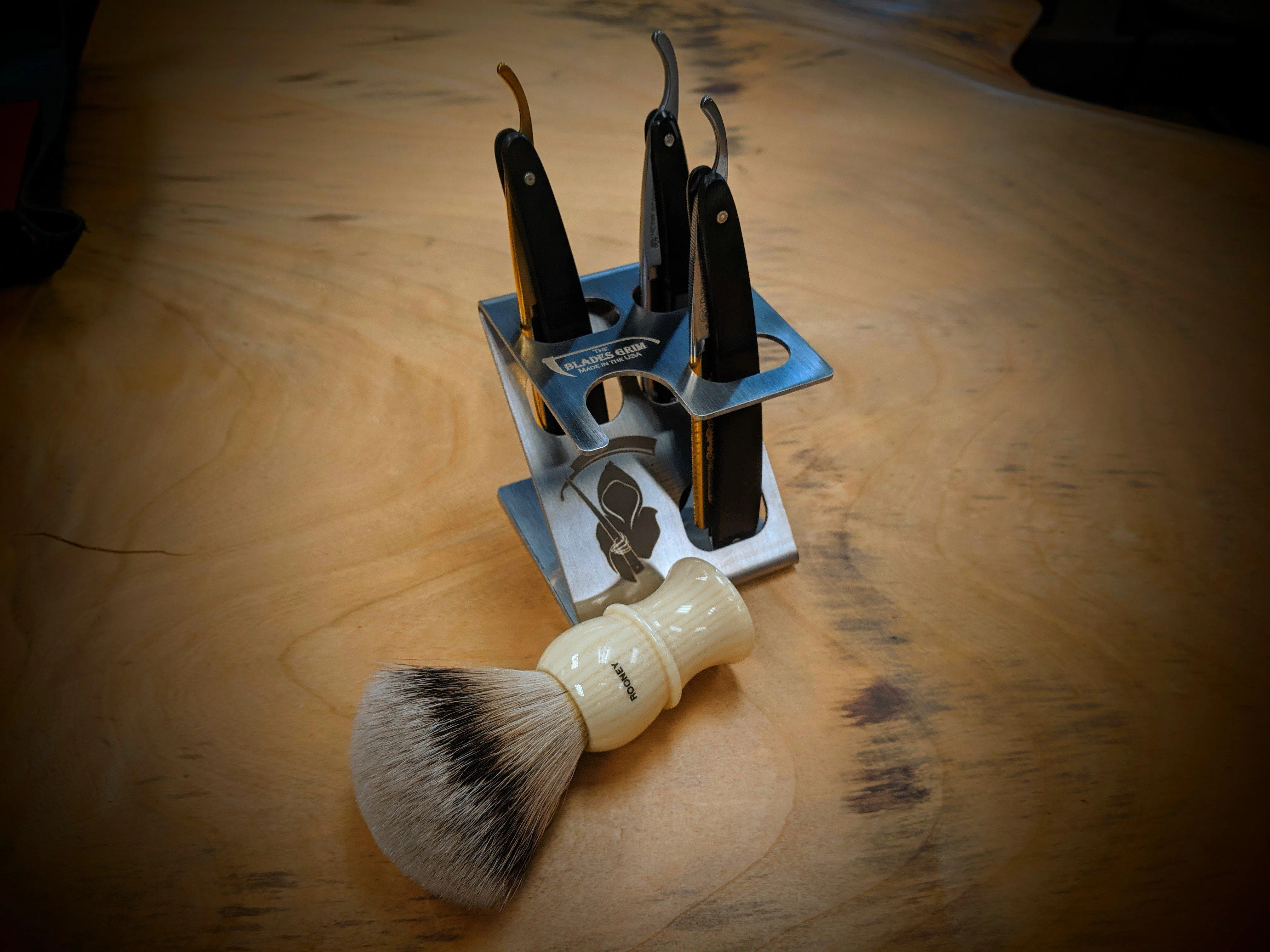 The Blades Grim - 3 Razor And a Brush - Z Stand