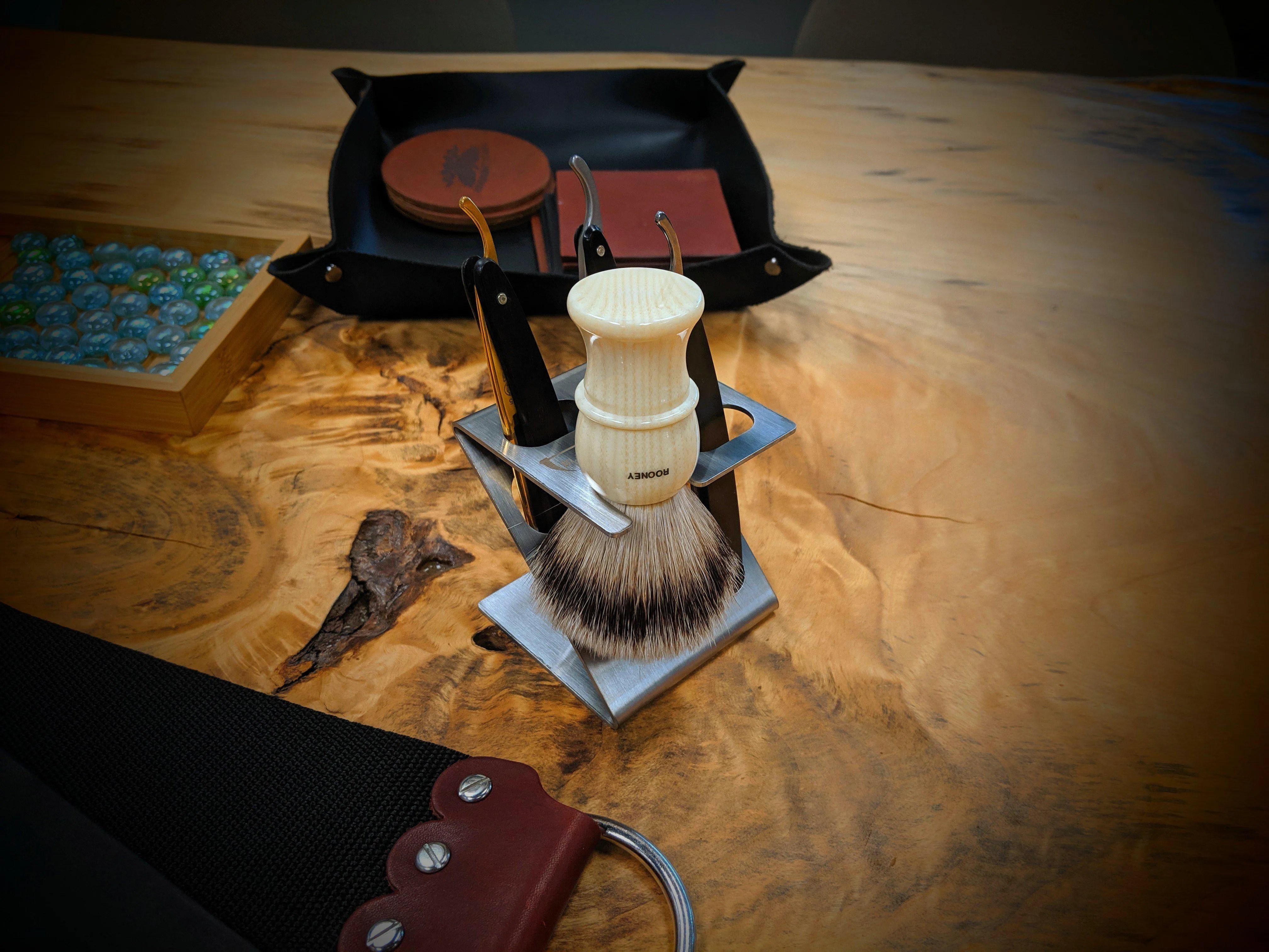 The Blades Grim - 3 Razor And a Brush - Z Stand