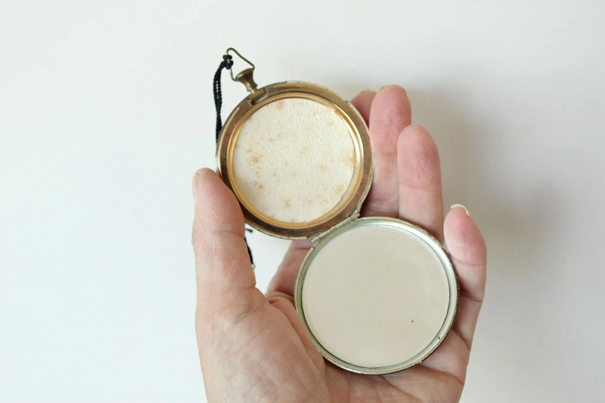 Vintage 1950s Mirrored Powder Compact